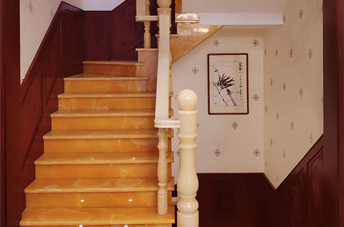 枣阳中式别墅室内汉白玉石楼梯的定制安装装饰效果