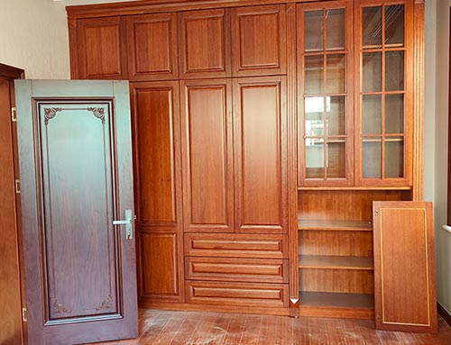枣阳中式家庭装修里定制的实木衣柜效果图